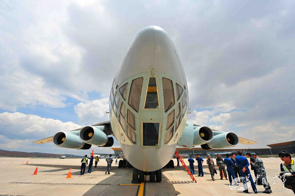 空军持续投入伊尔-76运输机支援尼泊尔抗震救灾