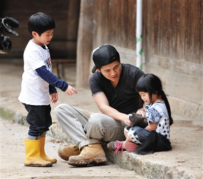 曹格在节目中要“对付”两个孩子,被认为游戏模式为最高难度级。 曹格在节目中要“对付”两个孩子,被认为游戏模式为最高难度级。