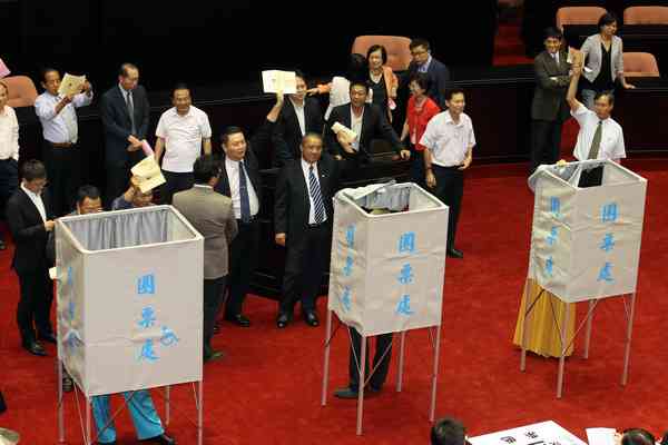 民进党杯葛服贸协议