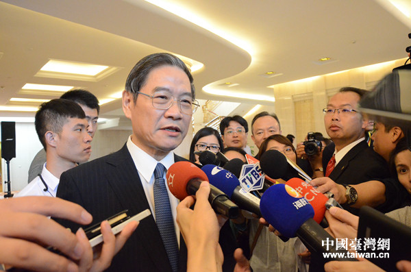 国台办主任张志军6日晚在天津出席第九届津台投资合作洽谈会开幕式后,接受台湾媒体提问。( 国台办主任张志军6日晚在天津出席第九届津台投资合作洽谈会开幕式后,接受台湾媒体提问。(