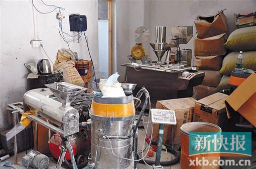 警方现场查获的原料和生产机器