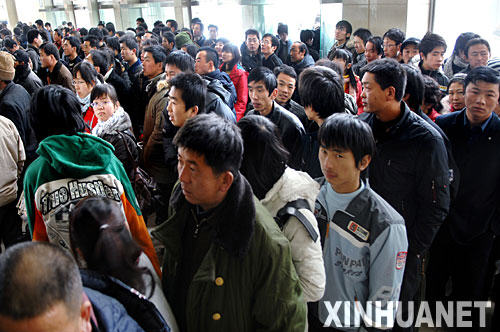 1月13日,银川火车站售票大厅内,很多旅客在等待购票。当日,银川2008年春运火车票开始发售,D、Z字头和临客列车提前10天售票,每名旅客一次限购5张硬卧、10张硬座票。