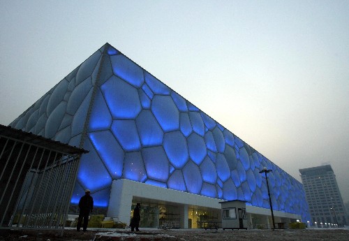 1月19日,国家游泳中心“水立方”调试灯光,迎接即将到来的测试赛。