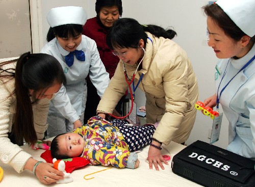 1月3日,卫生服务团队医护人员走进居民家中提供医疗保健服务。当日,陕西省西安市碑林区东关南街社区组织36人的卫生服务团队,首次分别走进辖区12个社区,为居民建立健康档案,并将定期开展健康教育、咨询,安排相关医疗专家出诊等服务,以提高面向社区居民的医疗、保健、预防和康复的卫生服务水平。