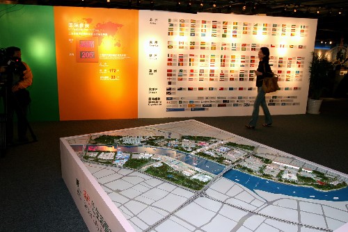 5月1日,市民在展厅里参观。当日,“中国2010年上海世博会展示中心”在上海淮海路商业街正式亮相。展示中心通过展板展示、实物展示和网络、多媒体展示的方式,回顾中国与世博会的关系以及世博会的百年发展史,让观众了解世博会的基本概况。展示中心将根据上海世博会的筹办进展,每季度作一次内容更新,使游客能从这里了解上海世博会的最新进展。