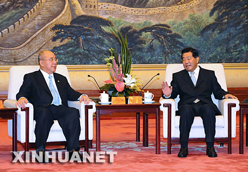 8月7日,中共中央政治局常委贾庆林在北京人民大会堂会见来京出席奥运会开幕式的中国国民党主席吴伯雄一行。 新华社记者 李涛 摄