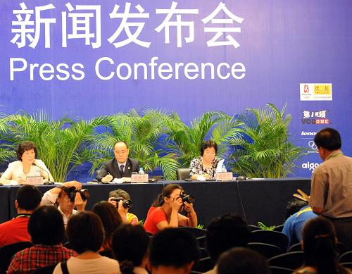 8月24日,中国残联理事长、北京奥组委副主席汤小泉在北京国际新闻中心举行的新闻发布会上表示,目前北京残奥会各场馆的固定无障碍设施均达到了国家规范要求,其中,国家体育场等5个场馆已达到国际水平。据介绍,北京残奥会的2.5万余名成员中使用轮椅的肢残运动员近4000名,还有部分盲人和其他人士,教练员和裁判员中也有少数残疾人。 新华社记者 唐召明 摄