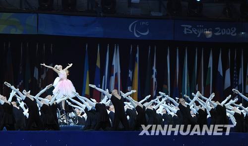 9月6日晚8点,北京2008年残奥会开幕式在国家体育场“鸟巢”举行。这是开幕式上的文艺表演。