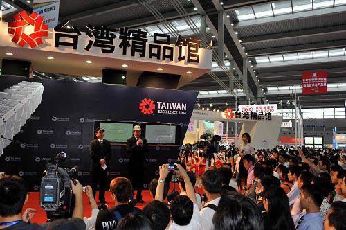 10月12日,许多观众在深圳会展中心观看台湾精品展。当日,由台北世贸中心主办的台湾精品展在深圳举办的第十届中国国际高新技术成果交易会上开幕,大批台湾优秀产品,包括瓷器、手工艺品等在展会展出。