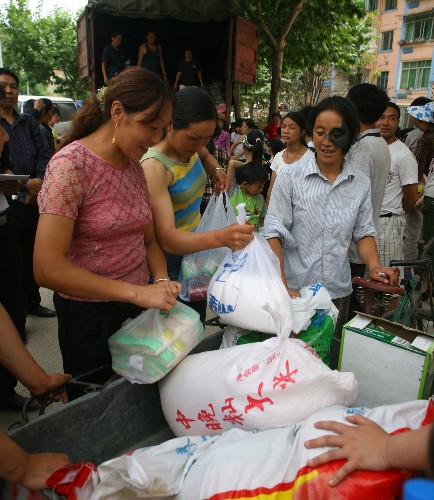 青川灾区群众开始领取补助金和救济粮 5月28日,青川县城居民在发放点领取救济粮。 自5月28日起,四川青川县对因地震造成的无房可住、无生产资料和无收入来源的困难群众实施临时生活救助,救助标准为每人每天10元、0.5公斤成品粮,“三孤”人员的补助标准为每人每月600元,救助期限为3个月。 新华社发(刘忠俊 摄)