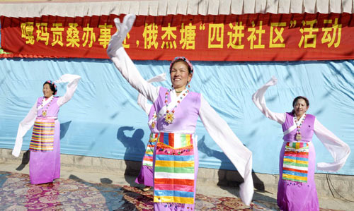 2月6日,拉萨老年表演队为群众表演集体操。 当日,拉萨市城关区部分居委会组织居民为当地群众表演丰富多彩的文艺节目,为即将到来的藏历新年增添了浓郁的节日气氛。2月25日是藏历土牛年1月1日。 新华社记者 普布扎西 摄