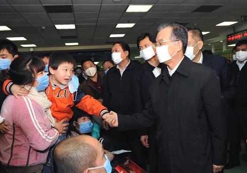 10月31日,中共中央政治局常委、国务院总理温家宝来到北京儿童医院,看望各地来此就诊的甲流患者,并向奋战在防控一线的医务工作者表示亲切慰问。新华社记者 饶爱民 摄