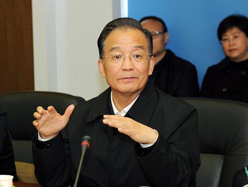 10月31日,中共中央政治局常委、国务院总理温家宝来到北京儿童医院,看望各地来此就诊的甲流患者,并向奋战在防控一线的医务工作者表示亲切慰问。新华社记者 饶爱民 摄