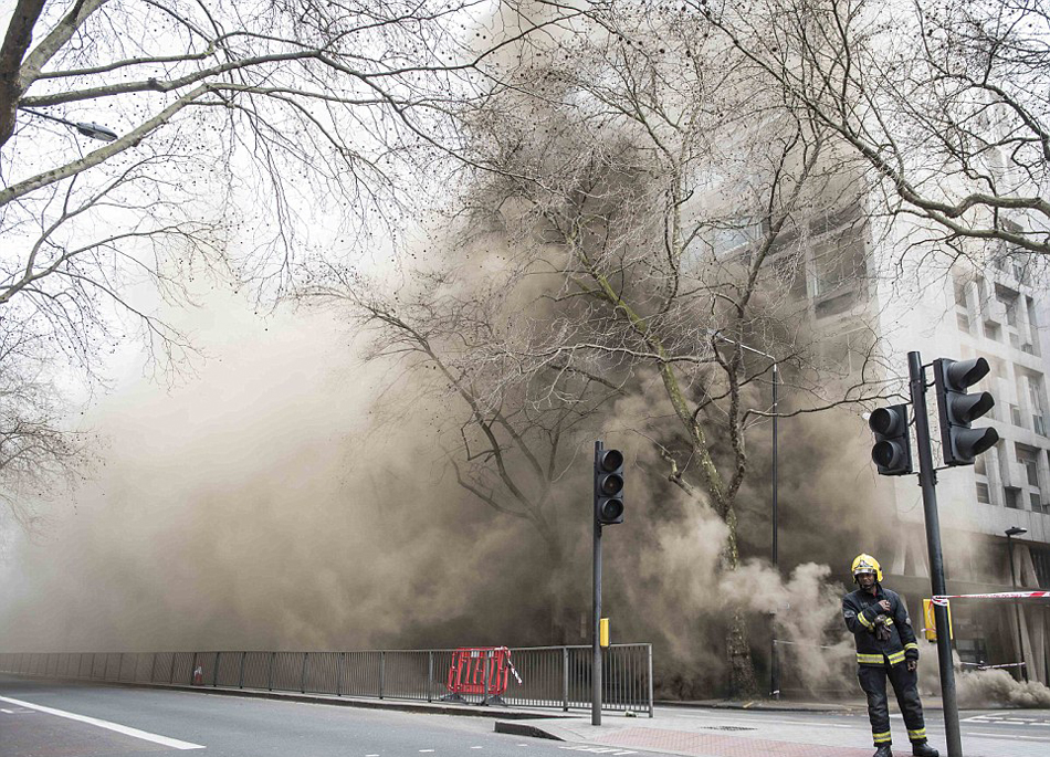 Ӣ���׶������ĵ����߻� ������2000�˱���ɢ[��ͼ]