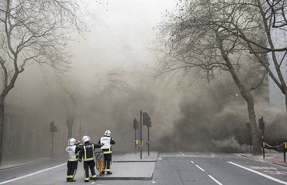 Ӣ���׶������ĵ����߻� ������2000�˱���ɢ[��ͼ]