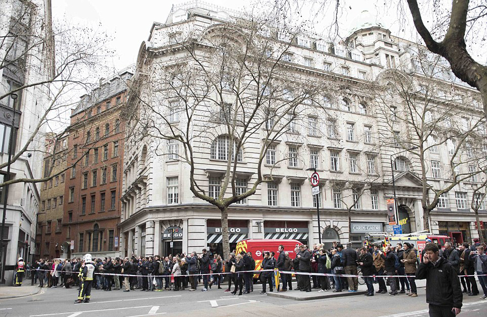 Ӣ���׶������ĵ����߻� ������2000�˱���ɢ[��ͼ]