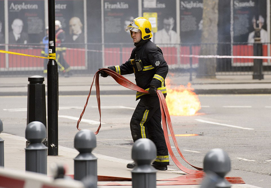 Ӣ���׶������ĵ����߻� ������2000�˱���ɢ[��ͼ]