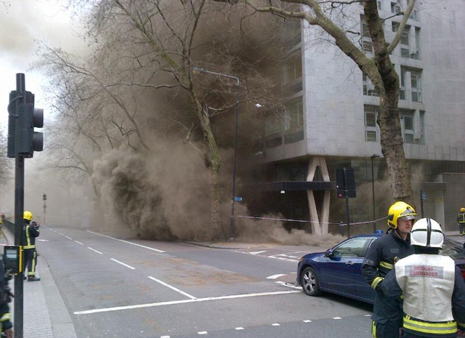 Ӣ���׶������ĵ����߻� ������2000�˱���ɢ[��ͼ]