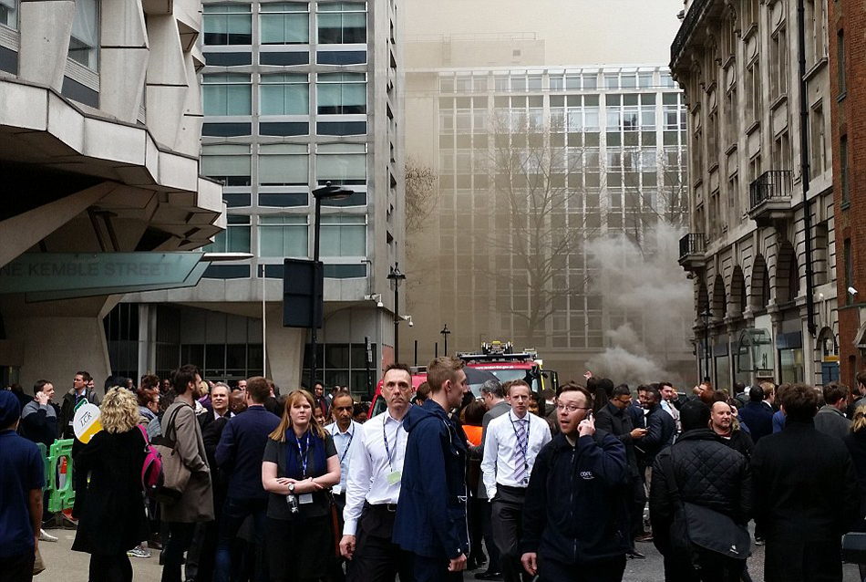 Ӣ���׶������ĵ����߻� ������2000�˱���ɢ[��ͼ]