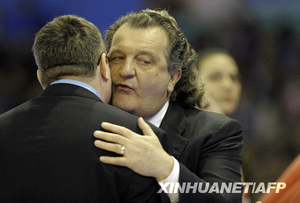 11月2日,俄罗斯警方说,拥有俄罗斯和以色列双重国籍的商界大亨沙伯泰·冯·卡尔马诺维奇当天在莫斯科市中心遭不明身份枪手射杀。这是2009年4月5日在萨拉曼卡拍摄的卡尔马诺维奇(右)的资料照片。