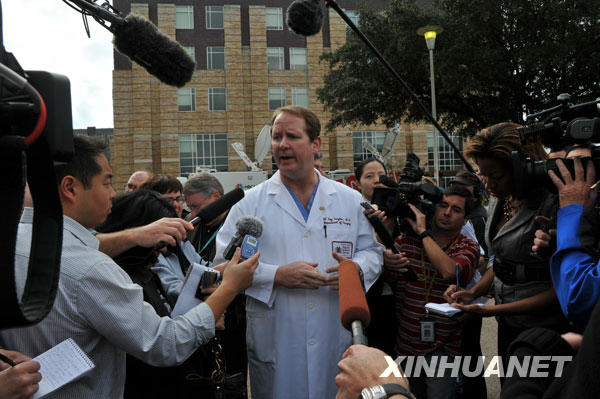 11月7日,在美国得克萨斯州距胡德堡30英里处的坦普尔市斯科特和怀特康复中心举行的联合记者招待会上,斯科特和怀特康复中心外科手术主任W·罗伊·史密斯回答记者提问。当日,得克萨斯州州长佩里、州众议员以及W·罗伊·史密斯等在这里举行了联合记者会。史密斯医生说,该中心共收治10名伤员,4名已经出院,剩下的伤员有可能终身残疾。来自世界各地的多家媒体记者纷纷赶到胡德堡附近,对此次枪击案进行后续跟踪报道。胡德堡陆军基地5日下午发生一名军官开枪行凶的重大枪击案,造成13人死亡、30人受伤。