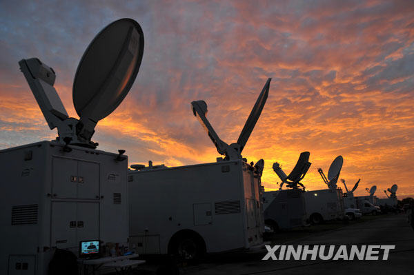11月7日,在美国得克萨斯州胡德堡陆军基地,全球各大媒体的电视采访车齐聚第三师师部。来自世界各地的多家媒体记者纷纷赶到胡德堡附近,对此次枪击案进行后续跟踪报道。胡德堡陆军基地5日下午发生一名军官开枪行凶的重大枪击案,造成13人死亡、30人受伤。