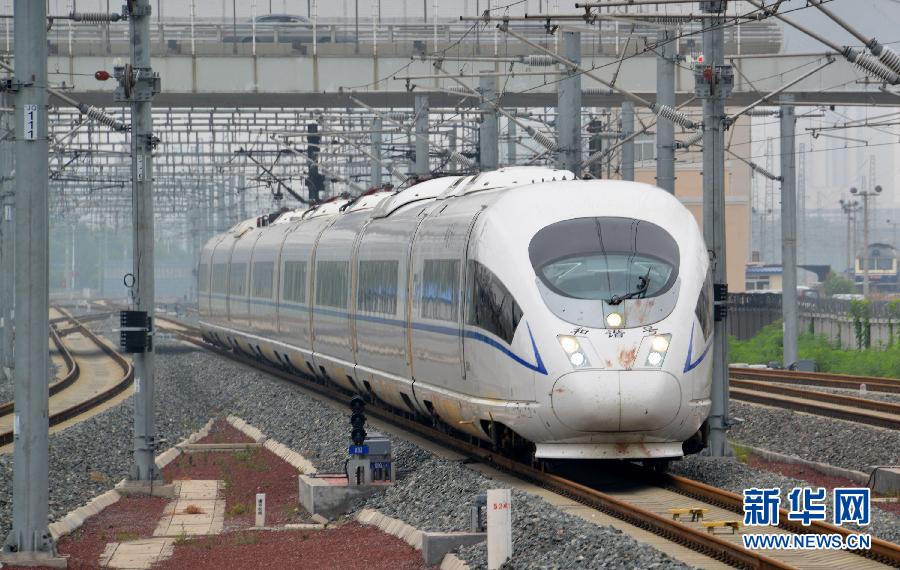 6��18�գ�һ���ɴ��������Ϻ����ŵĸ����г�ʻ�����վ��