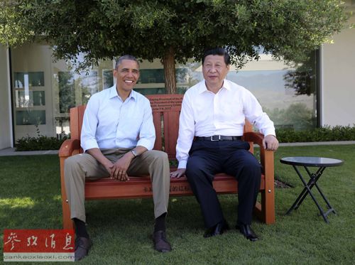 8日,中美元首散步途中,奥巴马将加利福尼亚州红杉木椅赠送给习近平。 8日,中美元首散步途中,奥巴马将加利福尼亚州红杉木椅赠送给习近平。