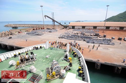 2014年5月19日,中国客轮“五指山”号停靠越南河静省永安港 2014年5月19日,中国客轮“五指山”号停靠越南河静省永安港