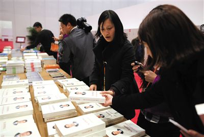 昨日,国家会议中心APEC新闻中心,《习近平谈治国理政》一书受到中外记者关注。新京报记者 昨日,国家会议中心APEC新闻中心,《习近平谈治国理政》一书受到中外记者关注。新京报记者