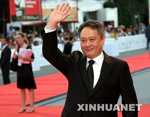 8��30�գ��������������������˹���еĵ�64������˹��Ӱ���ϣ�������μӵ�Ӱ��ɫ���䡷����ӳʽ��������ݵġ�ɫ���䡷�ǵ�64������˹��Ӱ����Χ������Ԫ����Ʒ֮һ�� �»������л�㶰��