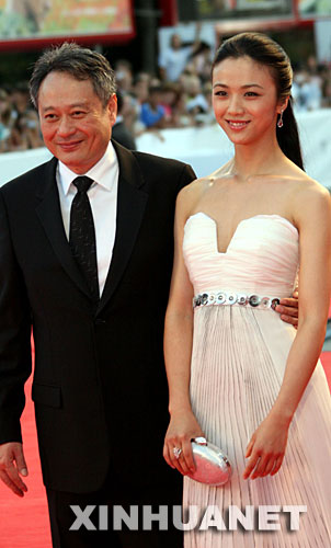 8��30�գ��������������������˹���еĵ�64������˹��Ӱ���ϣ���������󣩺���Ա��Ψ�μӵ�Ӱ��ɫ���䡷����ӳʽ��������ݵġ�ɫ���䡷�ǵ�64������˹��Ӱ����Χ������Ԫ����Ʒ֮һ�� �»������л�㶰��