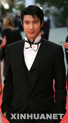 8��30�գ��������������������˹���еĵ�64������˹��Ӱ���ϣ���Ա������μӵ�Ӱ��ɫ���䡷����ӳʽ��������ݵġ�ɫ���䡷�ǵ�64������˹��Ӱ����Χ������Ԫ����Ʒ֮һ�� �»������л�㶰��