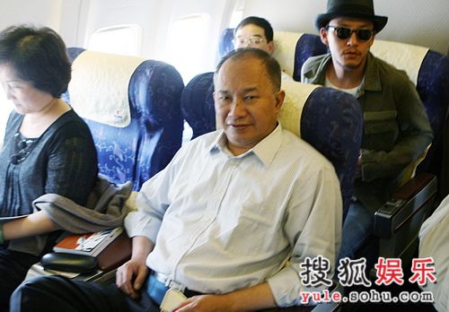 �ڷɻ��ϣ���λ����̤������ӳ���֮��