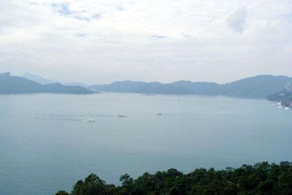 I&nbsp;fell&nbsp;in&nbsp;love&nbsp;with&nbsp;the&nbsp;lake&nbsp;at&nbsp;the&nbsp;first&nbsp;sight,&nbsp;for&nbsp;its&nbsp;pure&nbsp;blue&nbsp;color&nbsp;and&nbsp;vast&nbsp;expanse&nbsp;of&nbsp;water.&nbsp;[Photo:CRIENGLISH.com]