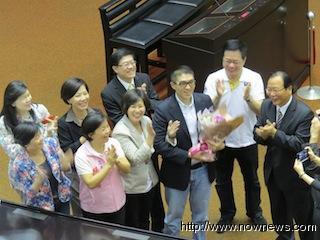 国民党民意代表谢国梁婚后现身立法机构(图)