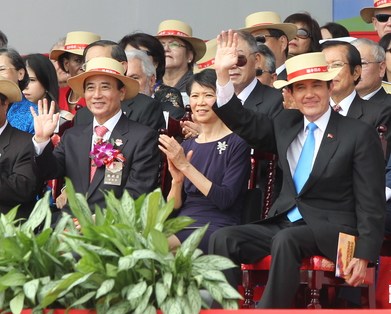 马英九王金平同戴草帽隔周美青交谈(图)