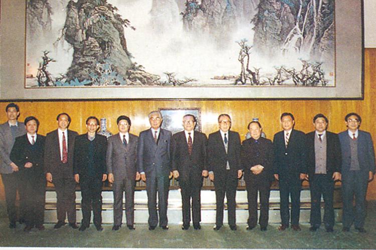 1992��12��15�գ�����������ϯ��Ͽ������ϵЭ�����һ������̸��ĸ����ˣ�����Ӱ���ͼΪ������������4������������6���������ʣ���7����