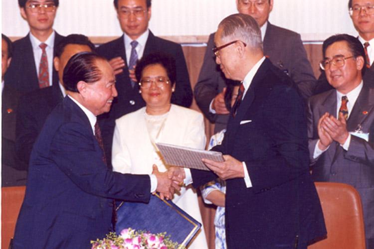 �˴Ρ�������̸���Ǻ�Ͽ��������40�������е��״λ�̸��ǩ��������Э�顣�������������ң��͹����������󣩡�