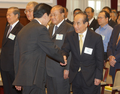 马英九王金平同场智库劝和时而交谈互动频繁(图)