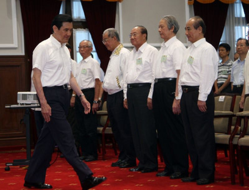 台湾地区领导人马英九(左)21日在其办公室主持月会 台湾地区领导人马英九(左)21日在其办公室主持月会