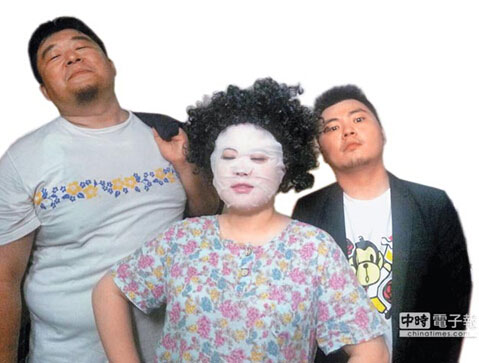 《鲁蛇家的逆袭》,剧中人物“花妈头”造型(中),被网友质疑影射高雄市长陈菊