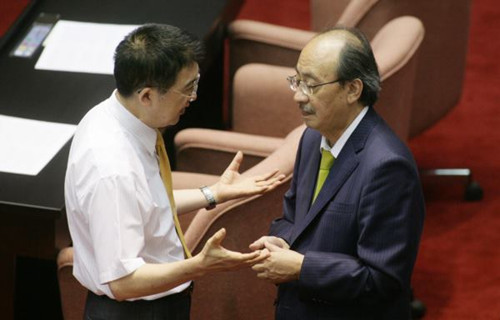 国民党“中央政策会”执行长林鸿池(左)与民进党“立院”党团总召柯建铭(右)交换意见。 国民党“中央政策会”执行长林鸿池(左)与民进党“立院”党团总召柯建铭(右)交换意见。