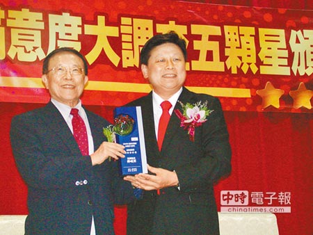 台湾花莲傅昆萁民调获8成选票 蓝绿选民都支持