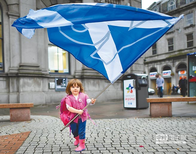 苏独公投18日举行,1名孩童在阿伯丁街头挥舞写着“Yes”大旗,鼓励民众投赞成票 苏独公投18日举行,1名孩童在阿伯丁街头挥舞写着“Yes”大旗,鼓励民众投赞成票