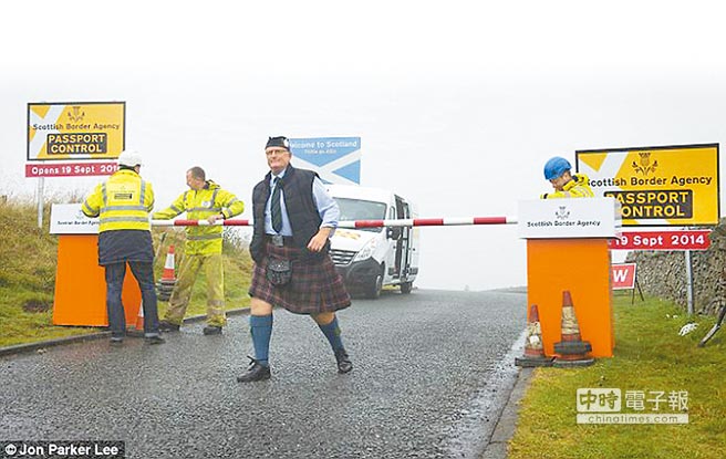 有人恶作剧在苏格兰与英格兰的边界设检查哨,向过路人说将在公投隔天,即19日开始边境检查 有人恶作剧在苏格兰与英格兰的边界设检查哨,向过路人说将在公投隔天,即19日开始边境检查