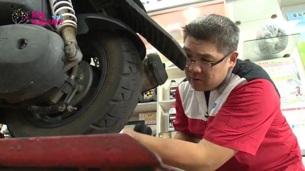 连胜文机车行当一日黑手 “迎宾”、“换油”样样来(图) 连胜文机车行当一日黑手 “迎宾”、“换油”样样来(图)