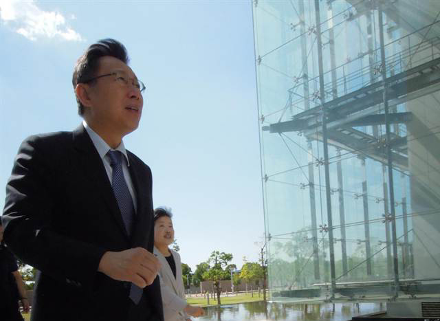 听到连胜文前世是自己的先生,柯文哲听到消息后笑着直说“啊呦,这种怪力乱神,看看笑笑就好,不要讨论!” 听到连胜文前世是自己的先生,柯文哲听到消息后笑着直说“啊呦,这种怪力乱神,看看笑笑就好,不要讨论!”