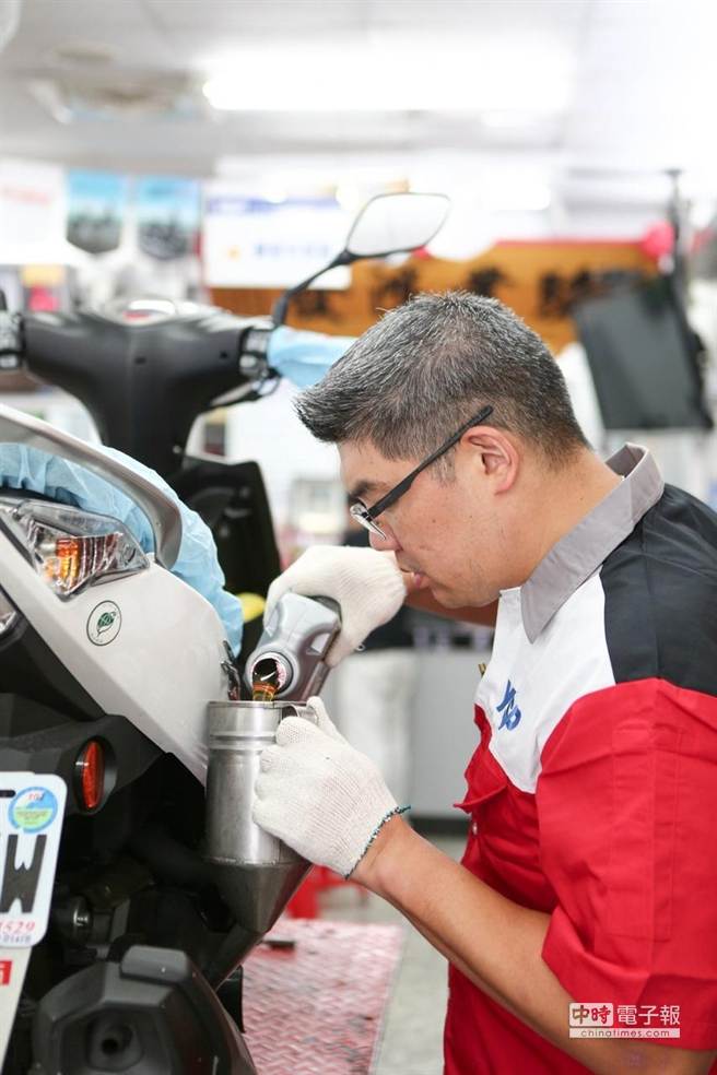 连胜文“Working Stay”行程第二站,到摩托车行体验修车师傅的辛劳 连胜文“Working Stay”行程第二站,到摩托车行体验修车师傅的辛劳