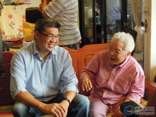 连胜文重阳节访112岁高龄老人欢乐多 推老人政策(图) 连胜文重阳节访112岁高龄老人欢乐多 推老人政策(图)